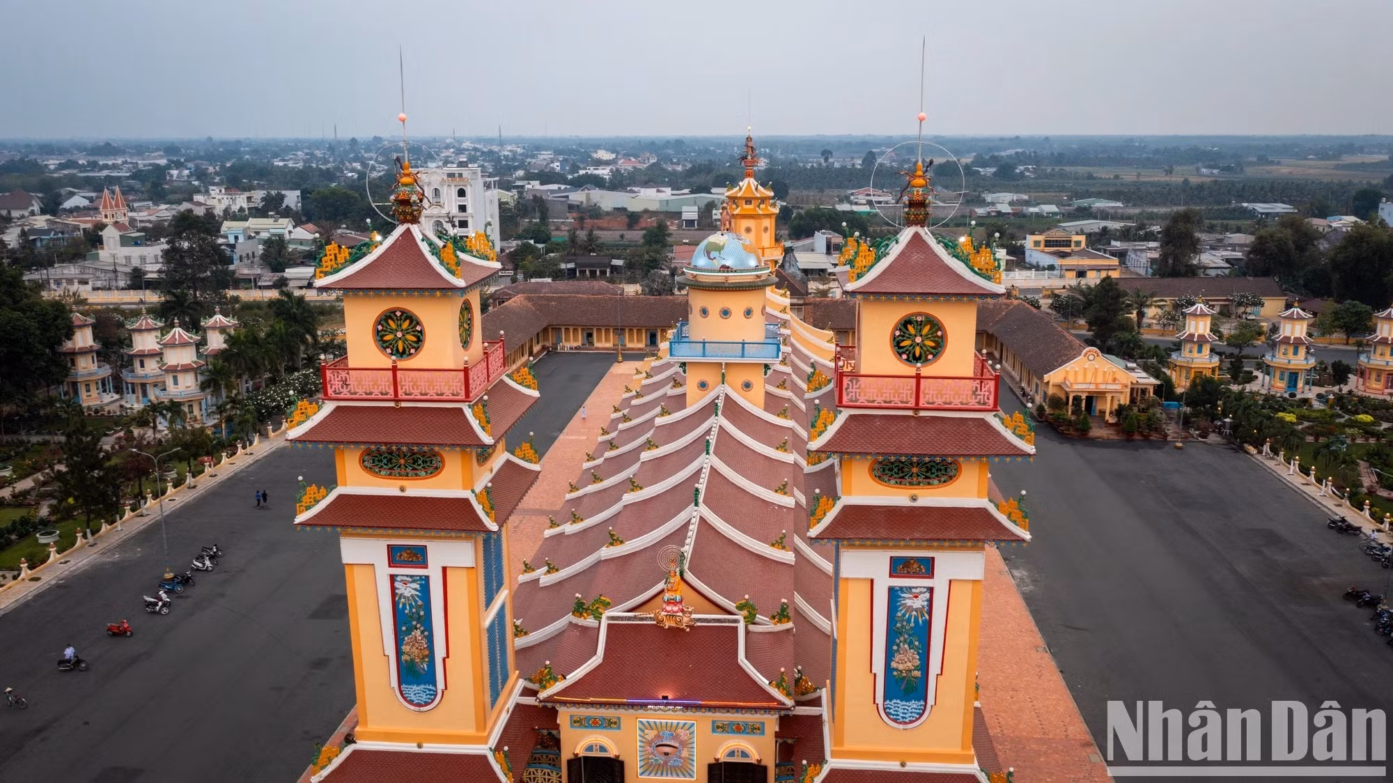 La construcción de este gigantesco templo duró más de 20 años, de 1926 a 1947, dividida en cinco etapas. Las obras son completamente artesanales y no basadas en ningún plano ni muestra. Lo interesante es que muchos de sus autores, a pesar de ser campesino y no haber asistido a ninguna clase de bellas artes, llegaron a crear decenas de miles de patrones y estatuas de alto valor artístico.