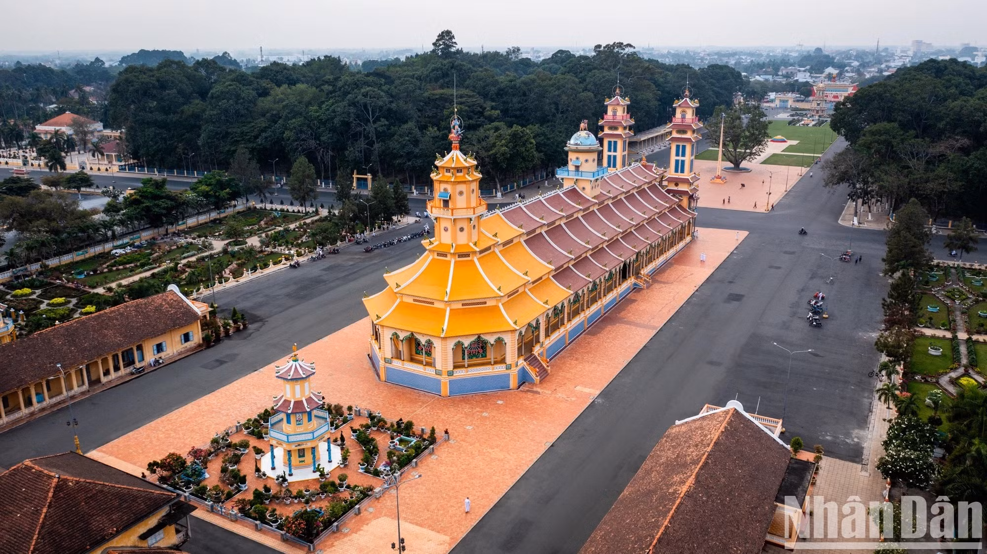 Además de escenificar las prácticas religiosas de los seguidores del caodaísmo, la Santa Sede de Tay Ninh con su arquitectura única y riqueza histórica es considerada una de las mayores atracciones turísticas del sureste vietnamita.