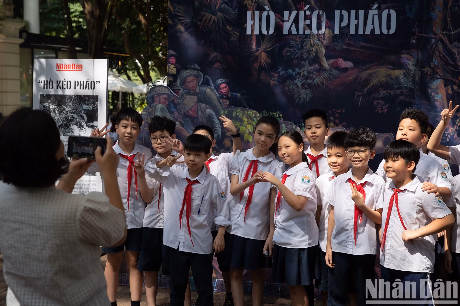 Alumnos de varias escuelas locales visitan el 10 de mayo la exhibición. Casi 500 de ellos cursan en la escuela primaria de Tran Quoc Toan.