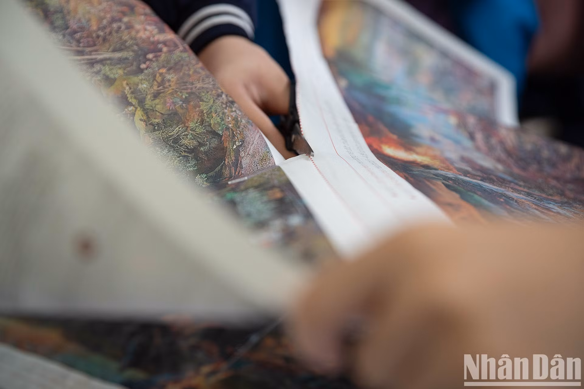 Los alumnos cortan y ensamblan la versión en papel de dicha pintura.