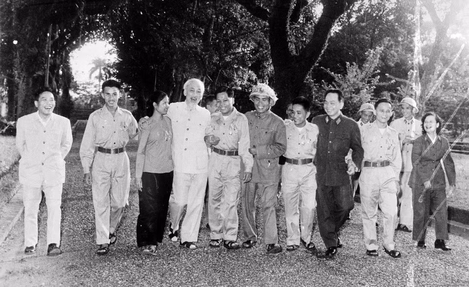 El Presidente Ho Chi Minh y delegados heroicos y combatientes de las Fuerzas Armadas Populares de Liberación del Sur visitan el Norte (15 de noviembre de 1965, Hanói).
