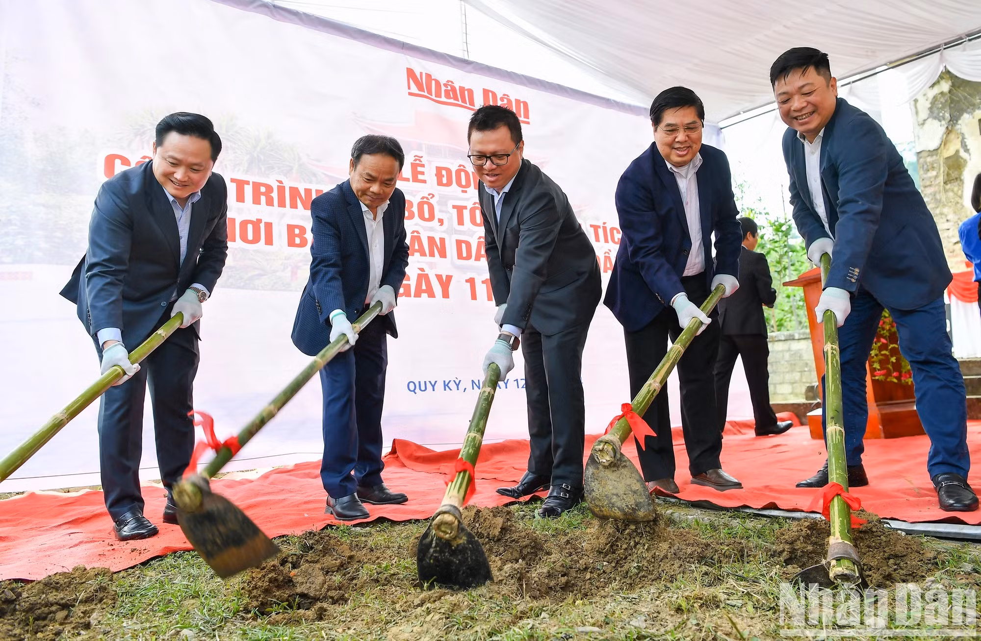 Dirigentes de Nhan Dan realizan el ritual protocolario para iniciar la construcción.