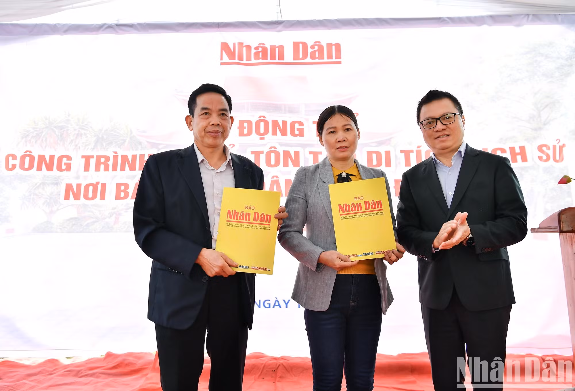 Entrega de regalos de Nhan Dan a funcionarios de Quy Ky.