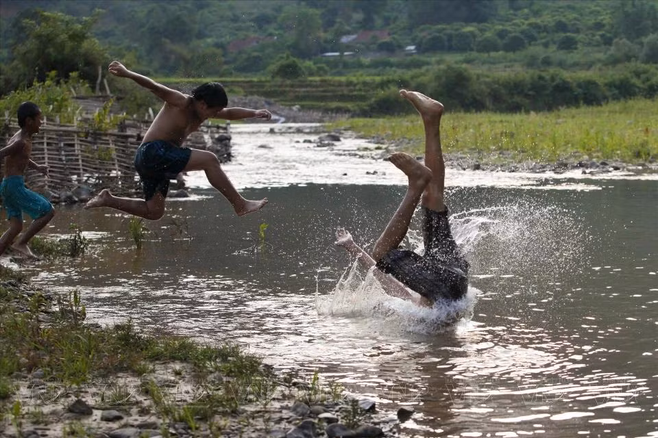 Con sus valores culturales, la actividad de bañarse en arroyos contribuirá a atraer a turistas nacionales y extranjeros para visitar y explorar la región Noroeste de Vietnam.