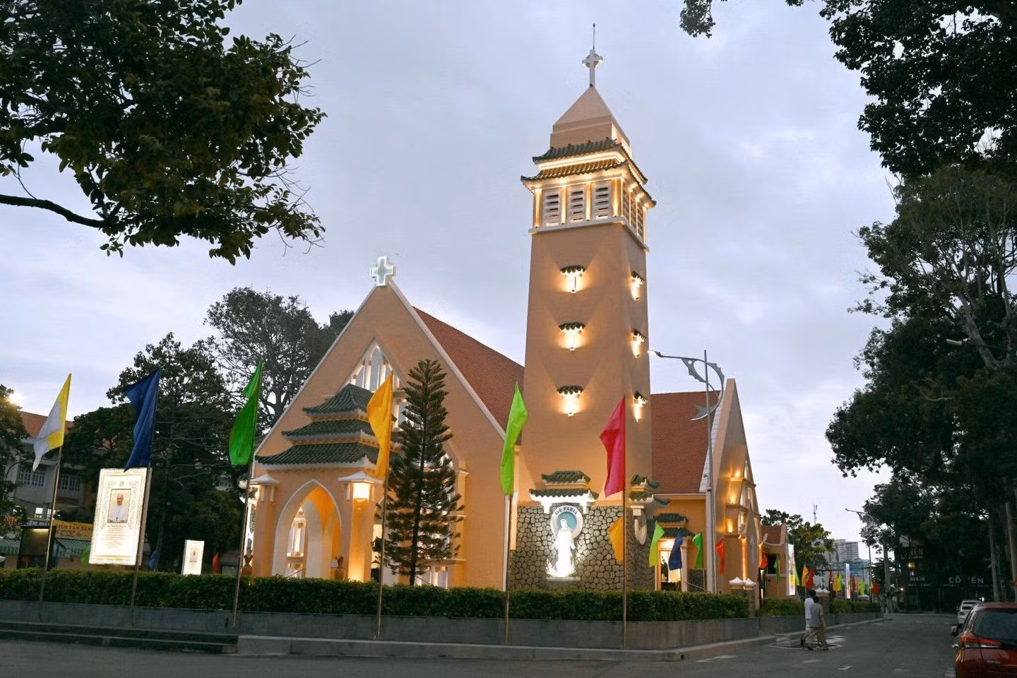 La catedral de Vung Tau se encuentra en el centro de la ciudad de Vung Tau. Fue construido en 1889 y sufrió importantes reparaciones en 1940, dándole su aspecto actual, una fusión de la arquitectura europea y vietnamita.
