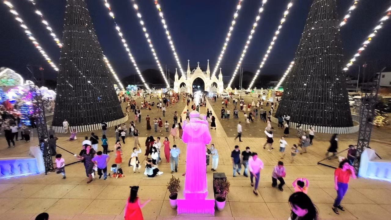 La plaza frontal del sitio.