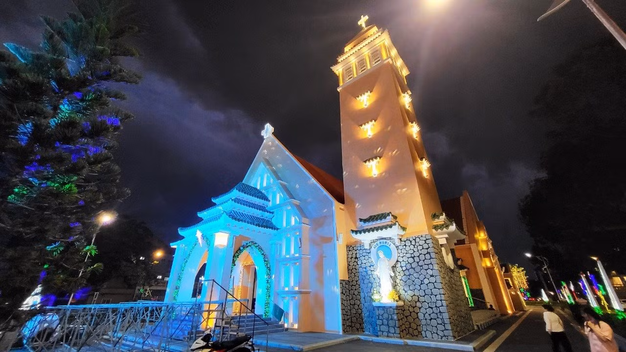 En la Navidad de este año, el recinto luce más brillante y colorido gracias a espectáculos de iluminación artística.