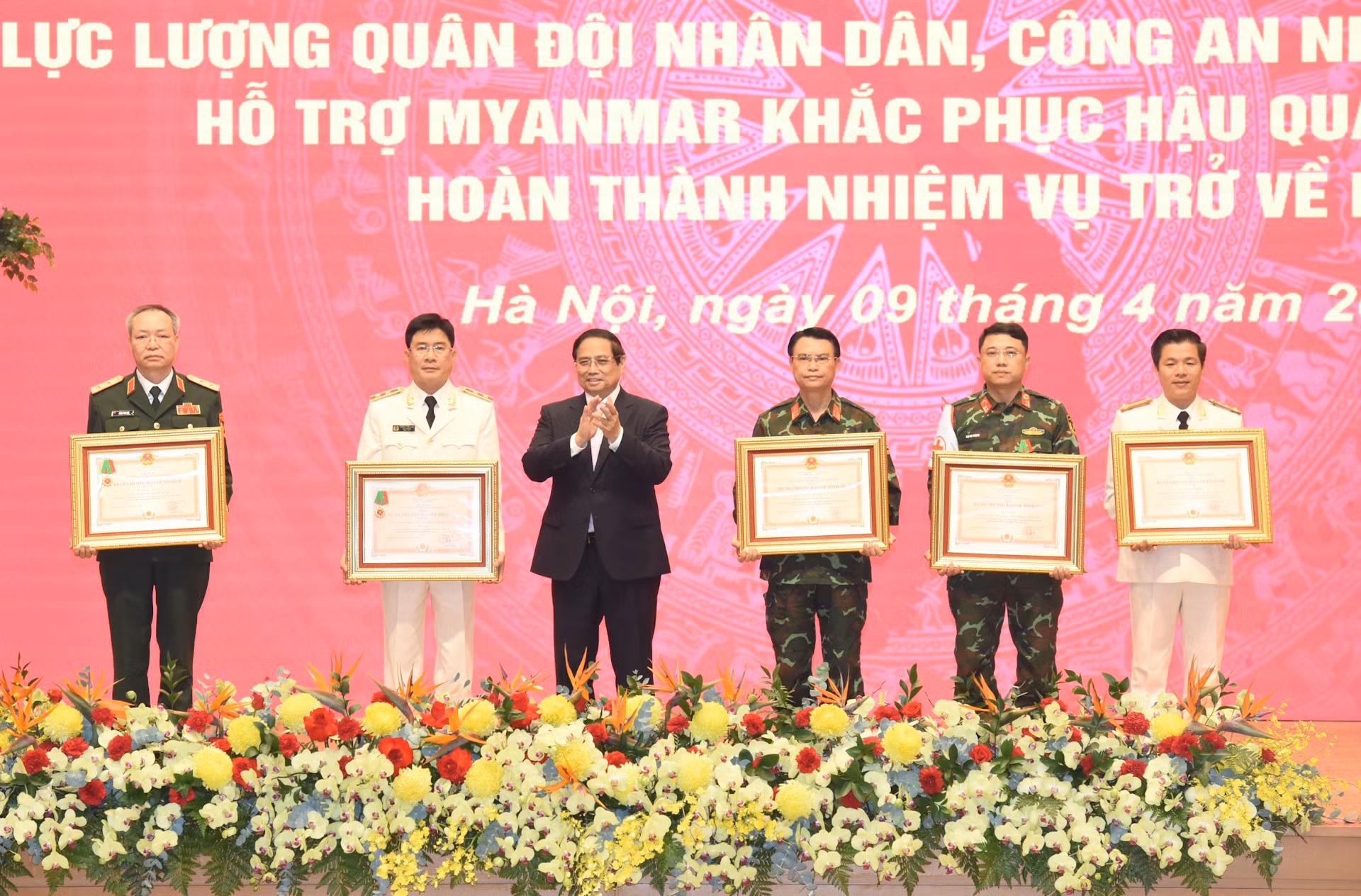 El premier Pham Minh Chinh entrega la Orden de Protección de la Patria a los oficiales y colectivos merecedores.