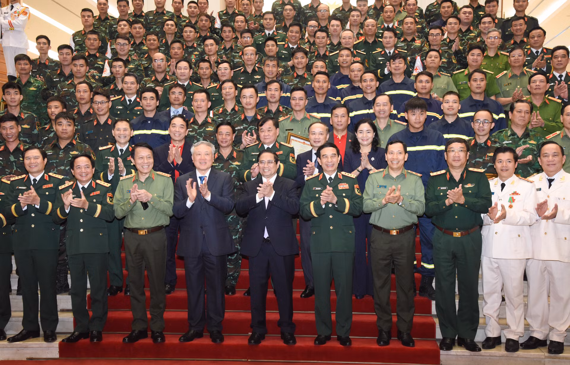 [Foto] Premier vietnamita alaba a fuerzas participantes en misiones de rescate en Myanmar