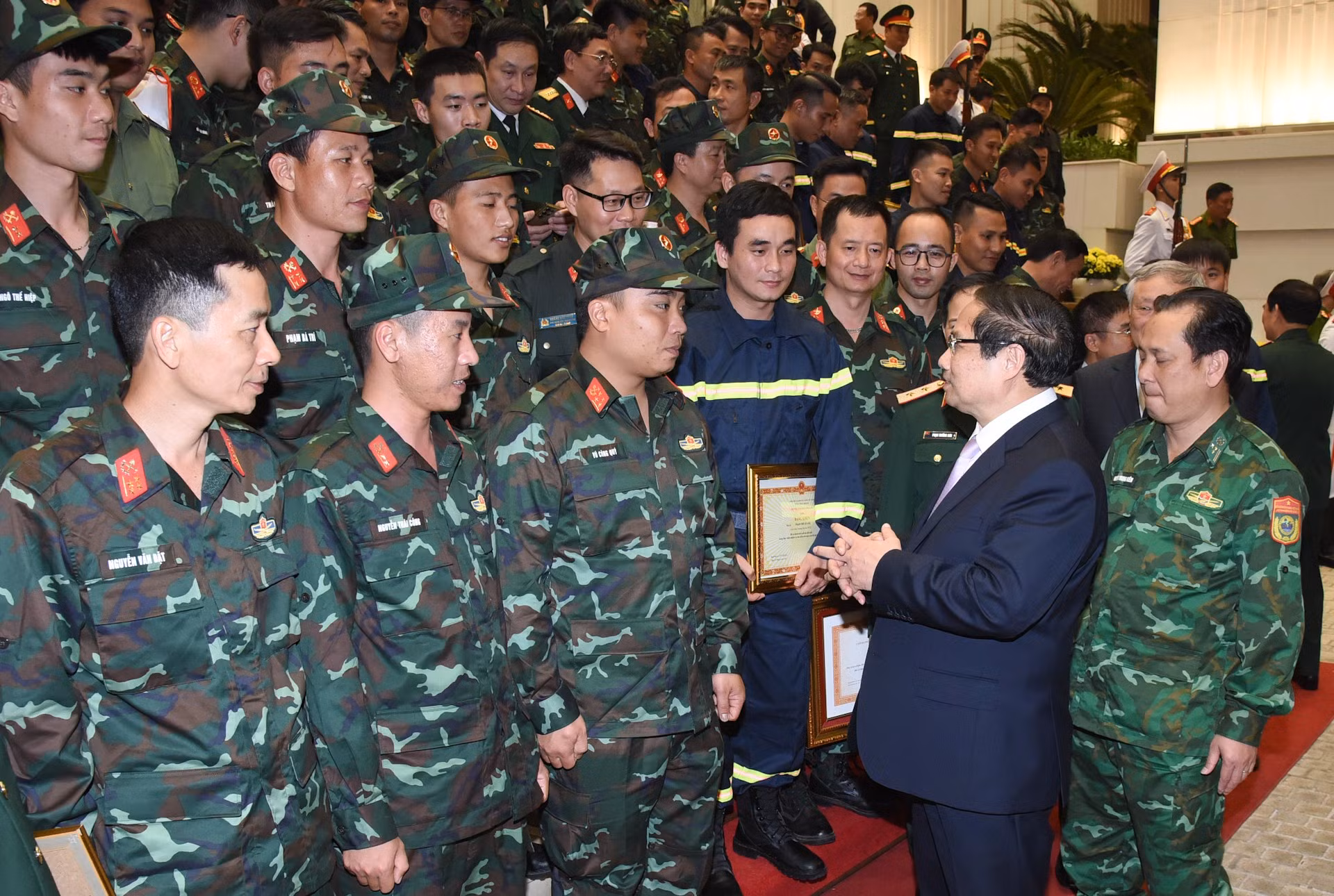 El jefe de Gobierno charla con miembros de las fuerzas de rescate.