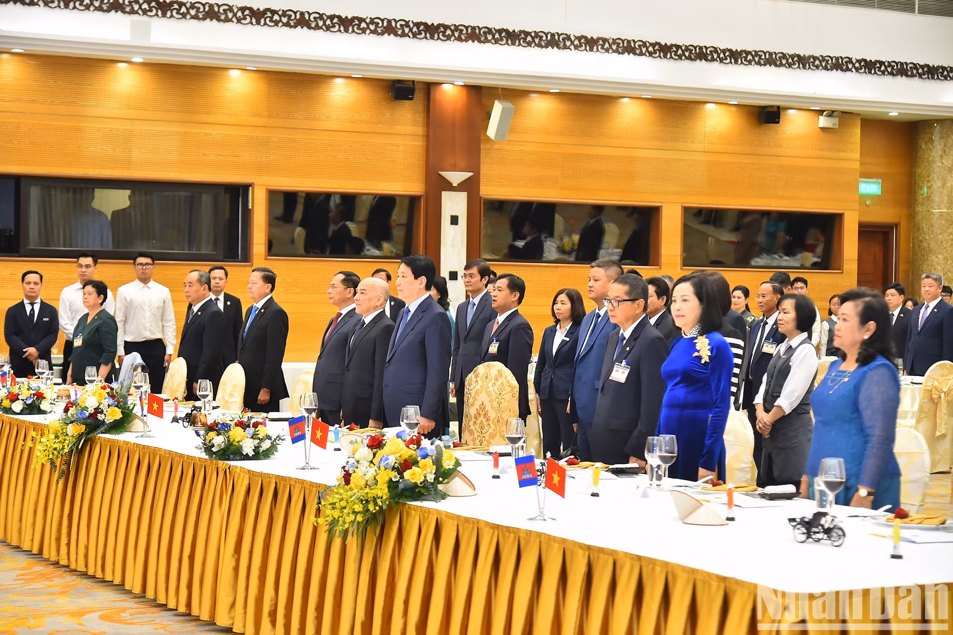 Durante la entonación del himno nacional de Vietnam y de Camboya.