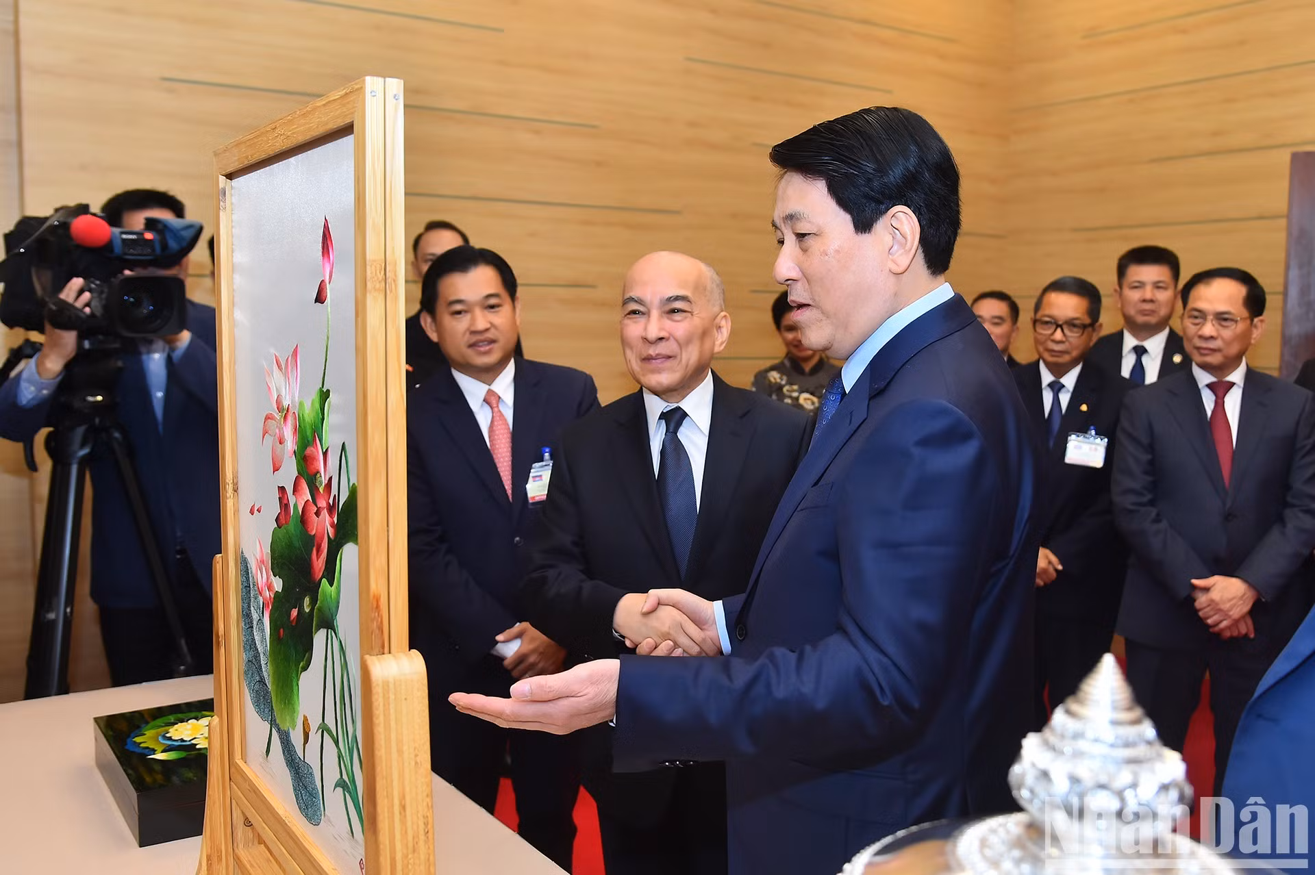 El presidente Luong Cuong entrega un regalo al invitado real.
