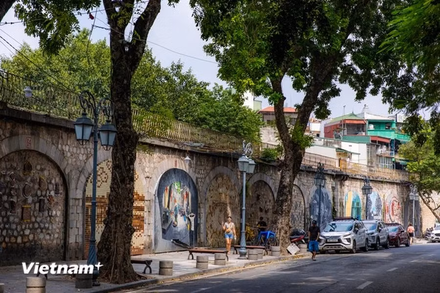 La calle de Phung Hung, que solía contar con pocos visitantes, se ha "transformado" por completo al convertirse en un espacio de arte público único con vívidas pinturas murales.