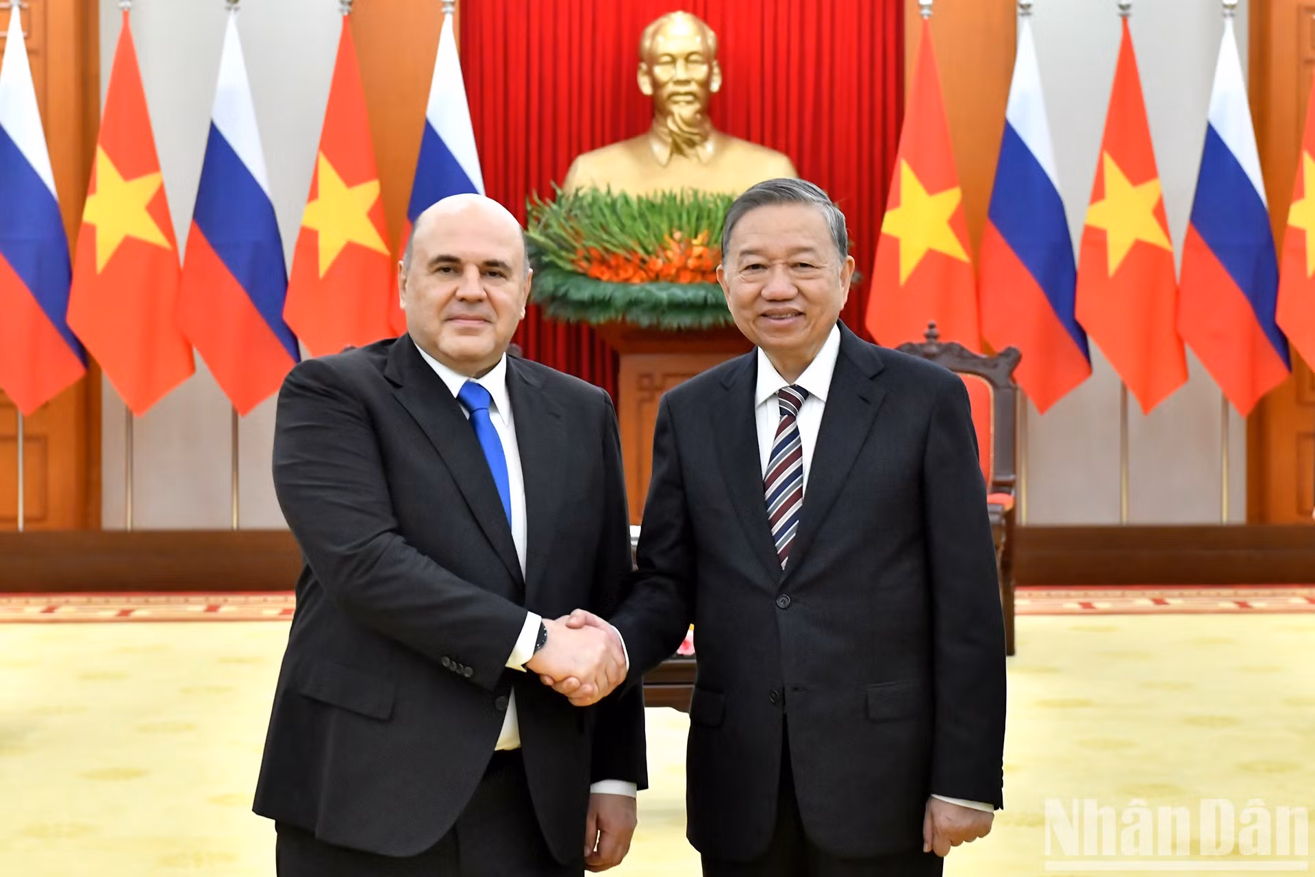 El secretario general del PCV, To Lam, y el primer ministro de Rusia, Mikhail Vladimirovich Mishustin. El secretario general del PCV, To Lam, y el primer ministro de Rusia, Mikhail Vladimirovich Mishustin.