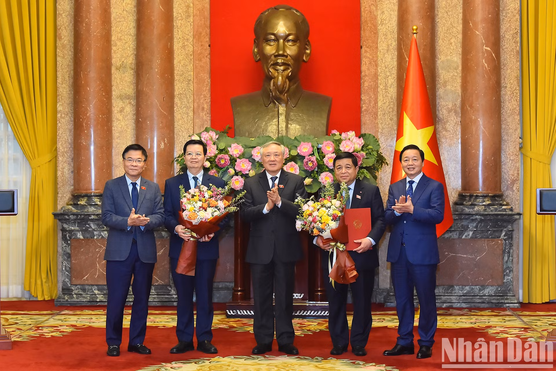 El vice primer ministro permanente, Nguyen Hoa Binh, y los vicepremieres Tran Hong Ha y Le Thanh Long da la enhorabuena a Chi Dung y Van Chinh. El vice primer ministro permanente, Nguyen Hoa Binh, y los vicepremieres Tran Hong Ha y Le Thanh Long da la enhorabuena a Chi Dung y Van Chinh.