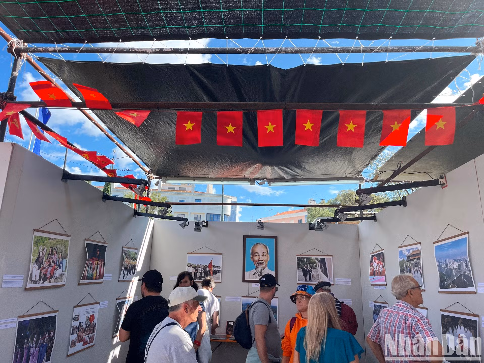 El pabellón de Vietnam estuvo a cargo del periódico Nhan Dan, órgano del Partido Comunista de Vietnam (PCV).
