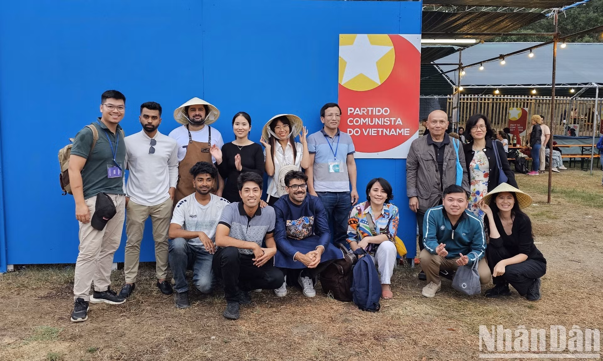 Voluntarios portugueses y vietnamitas radicados en el país ibérico ayudan a Nhan Dan a instalar el pabellón.