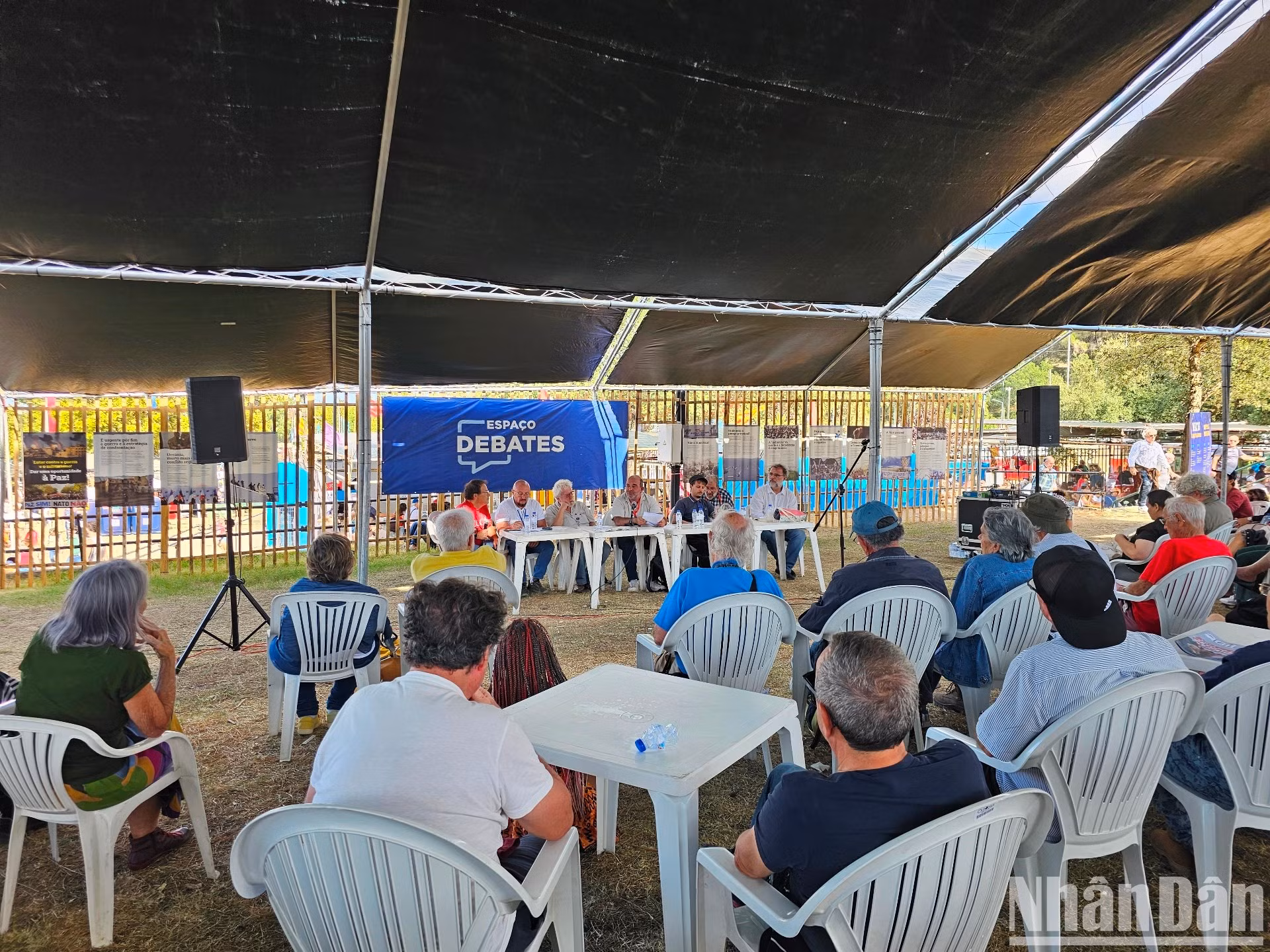 Delegados internacionales asisten a un seminario sobre retos globales y la lucha por la paz.