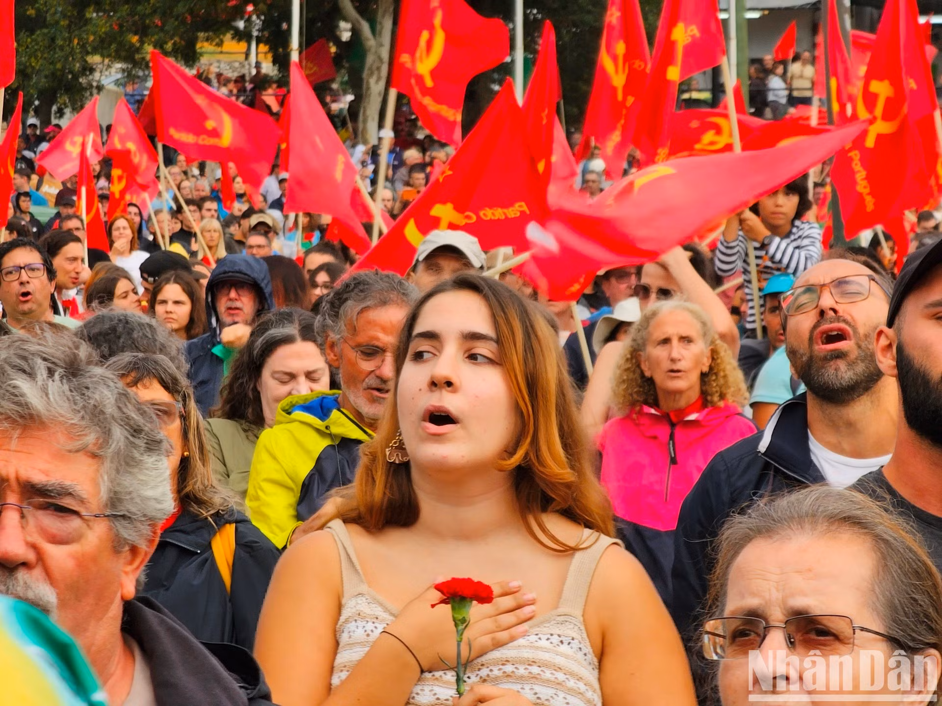 El PCP desempeñó un papel fundamental en el preludio y la realización de la Revolución de Abril de 1974, que puso al país en la senda de la democracia y el progreso.