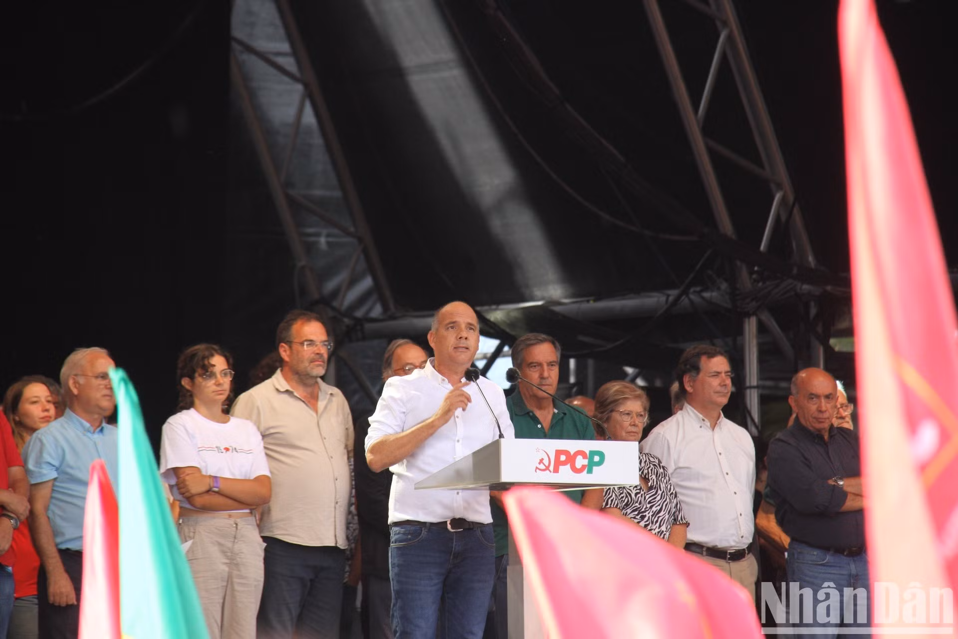 El secretario general del PCP, Paulo Raimundo, interviene en un mitin enmarcado en el acontecimiento.