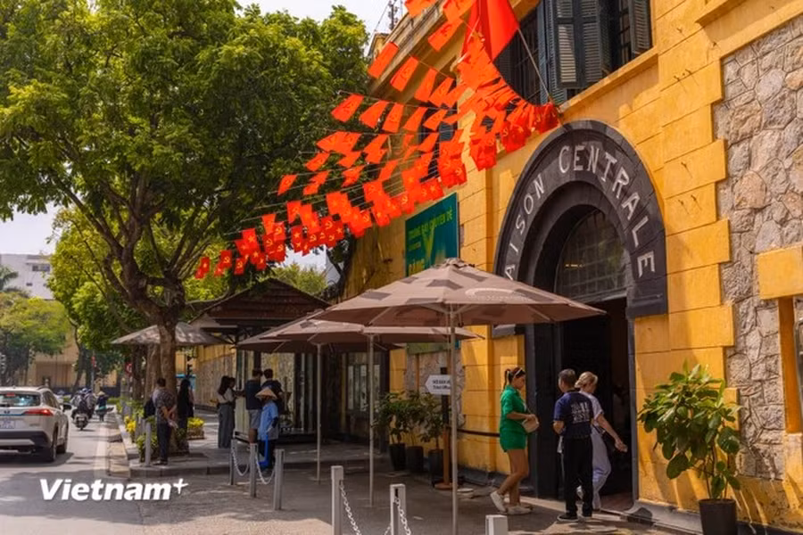 La prisión de Hoa Lo se ha convertido en un destino turístico atractivo tanto para los turistas nacionales como para los extranjeros.
