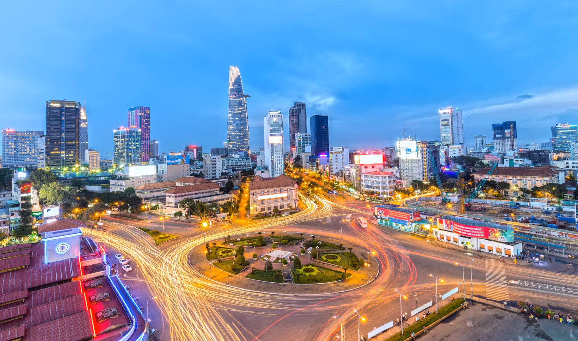 No se puede hablar de Ciudad Ho Chi Minh sin mencionar su vida nocturna, sus altos rascacielos y sus calles de “no dormir nunca”. Cabe señalar que el Museo de Restos de Guerra, que muestra el violento pasado de la nación indochina, y la Catedral de Notre Dame de Saigón, que data de la época colonial francesa, son las principales atracciones de esta vibrante metrópolis. El mercado de Ben Thanh y la calle de Bui Vien son recomendables si quiere ir de compras, comer y sentir la energía de la ciudad.