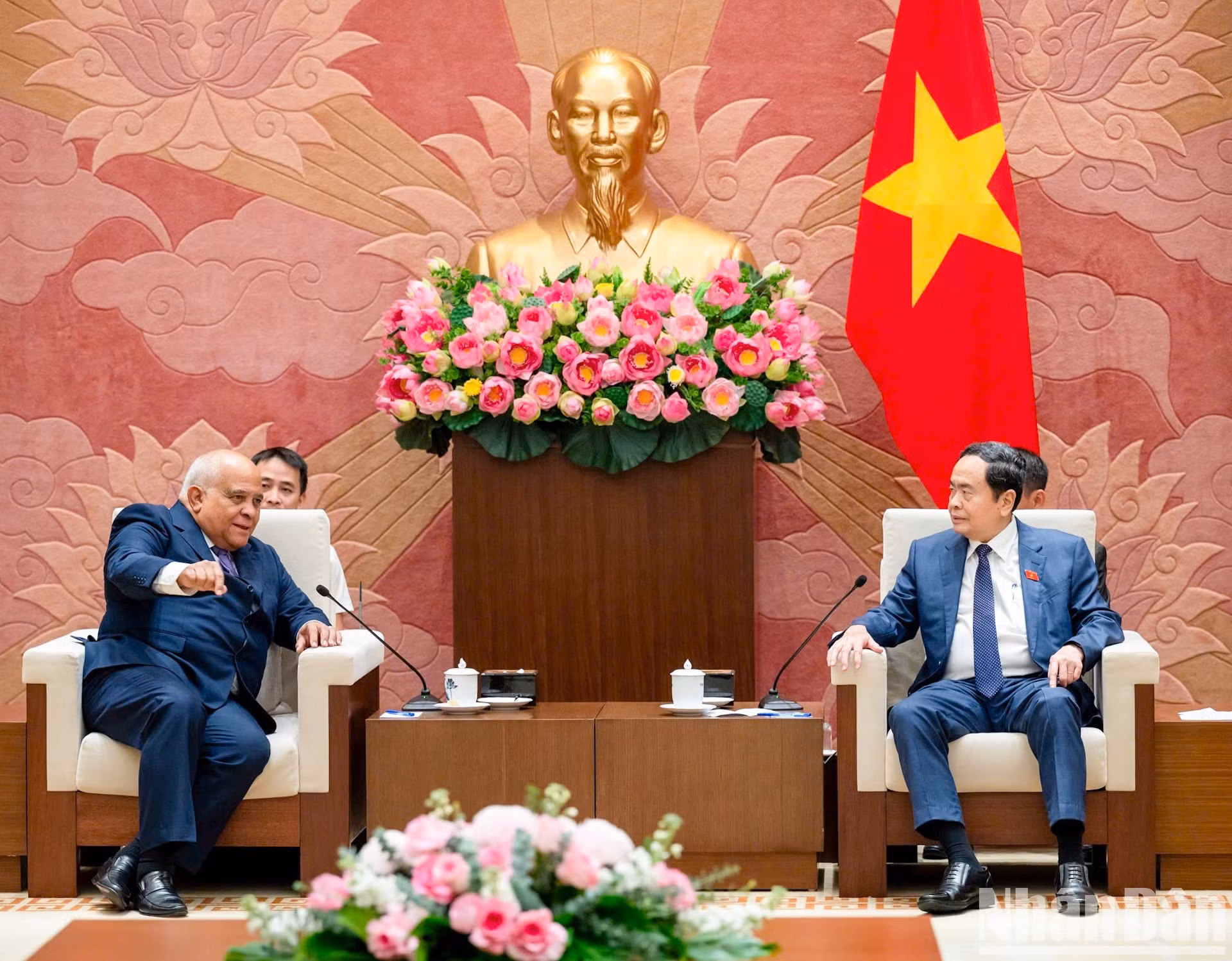 El presidente de la Asamblea Nacional de Vietnam, Tran Thanh Man, se reúne con el embajador de Cuba en el país, Orlando Nicolás Hernández Guillén.