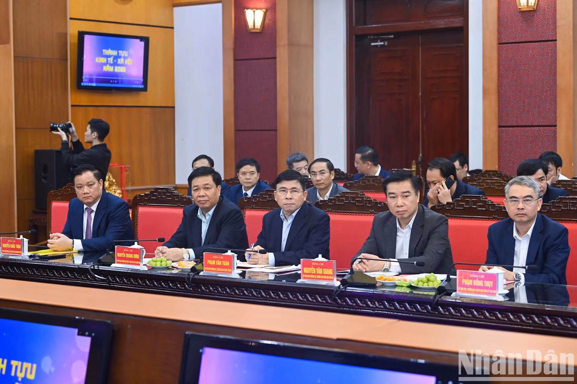 Miembros de la Junta Permanente del Comité partidista en Thai Binh.