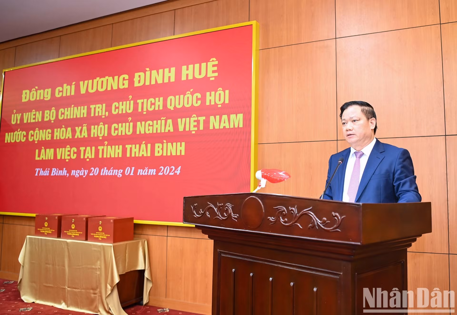 El presidente del Comité Popular de Thai Binh, Nguyen Khac Than, presenta un informe.