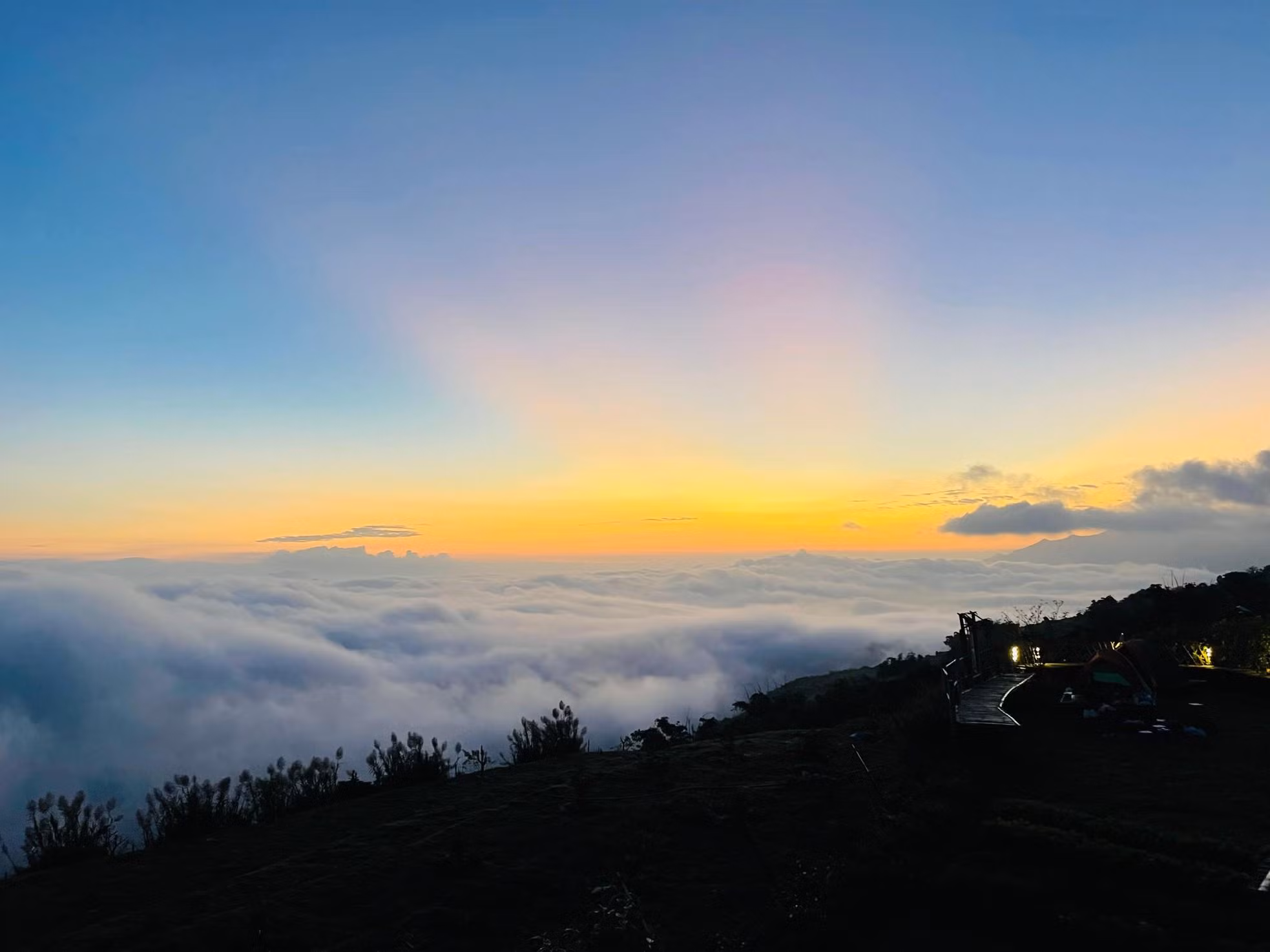 Los inmensos “mares de nubes” serpentean entre montañas de más de 800 metros sobre el nivel del mar. Los inmensos “mares de nubes” serpentean entre montañas de más de 800 metros sobre el nivel del mar.