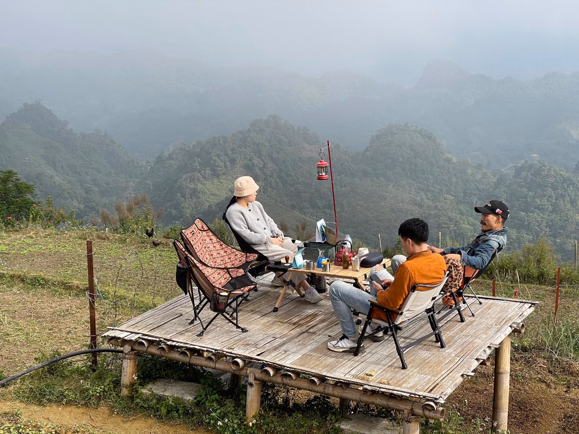 Turistas se levantan temprano para contemplar el alba en la región montañosa vietnamita. Turistas se levantan temprano para contemplar el alba en la región montañosa vietnamita.