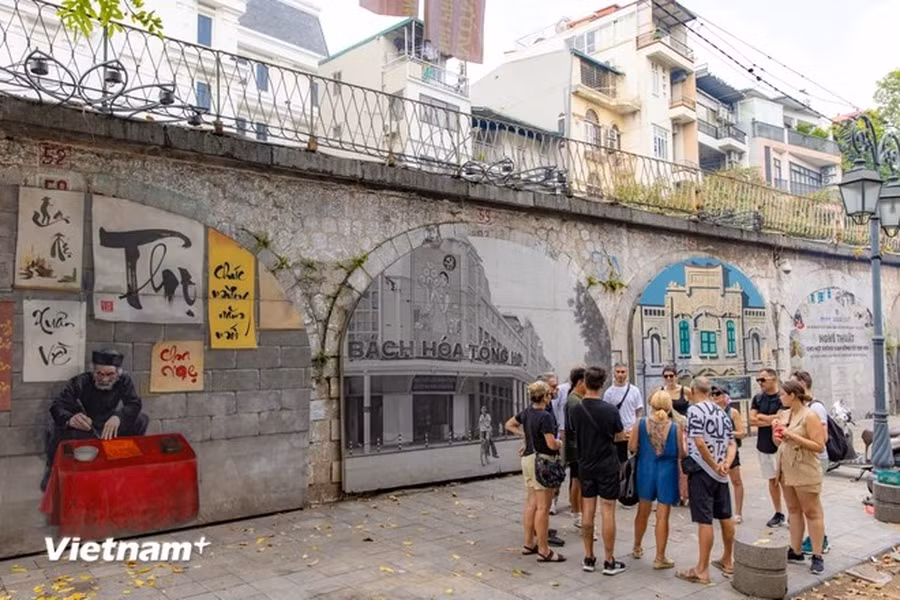La calle mural de Phung Hung se ha convertido rápidamente en un lugar ideal para tomar hermosas fotografías. También se organizan regularmente allí actividades culturales y de arte callejero, creando un atractivo adicional para este espacio artístico.