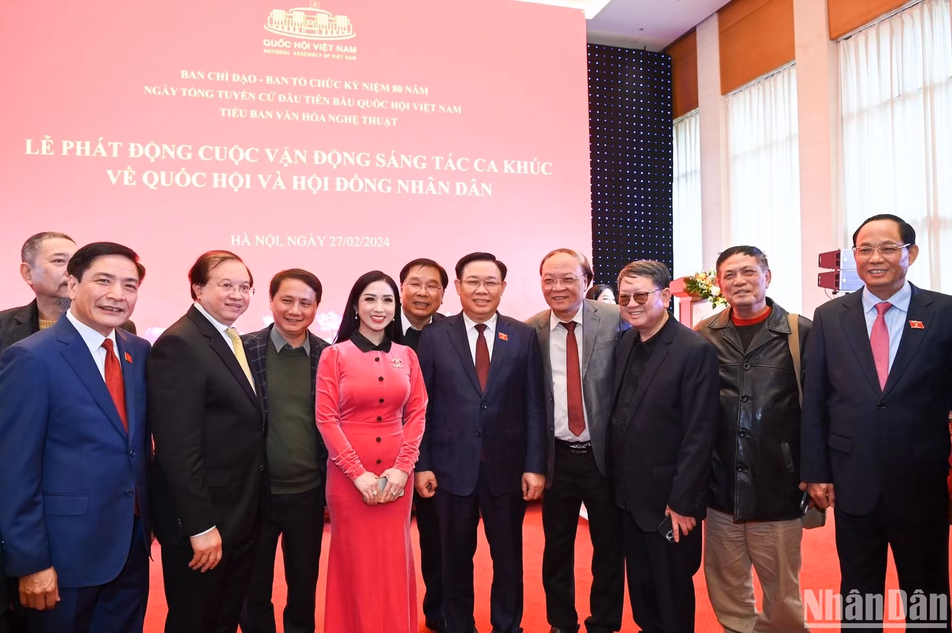 Los delegados posan para fotos.