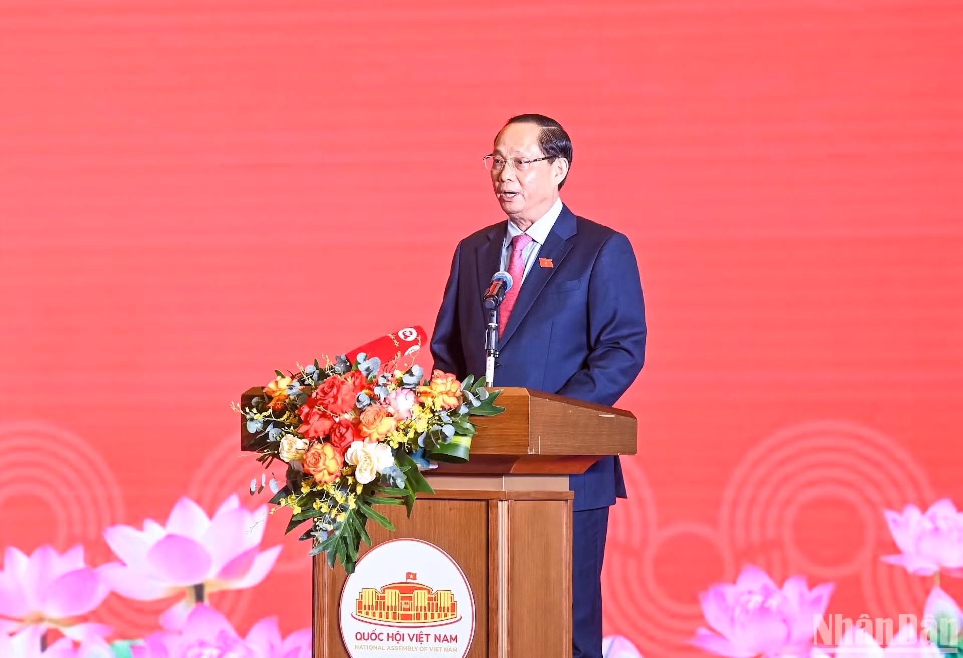 El vicepresidente de la Asamblea Nacional Tran Quang Phuong da palabras.