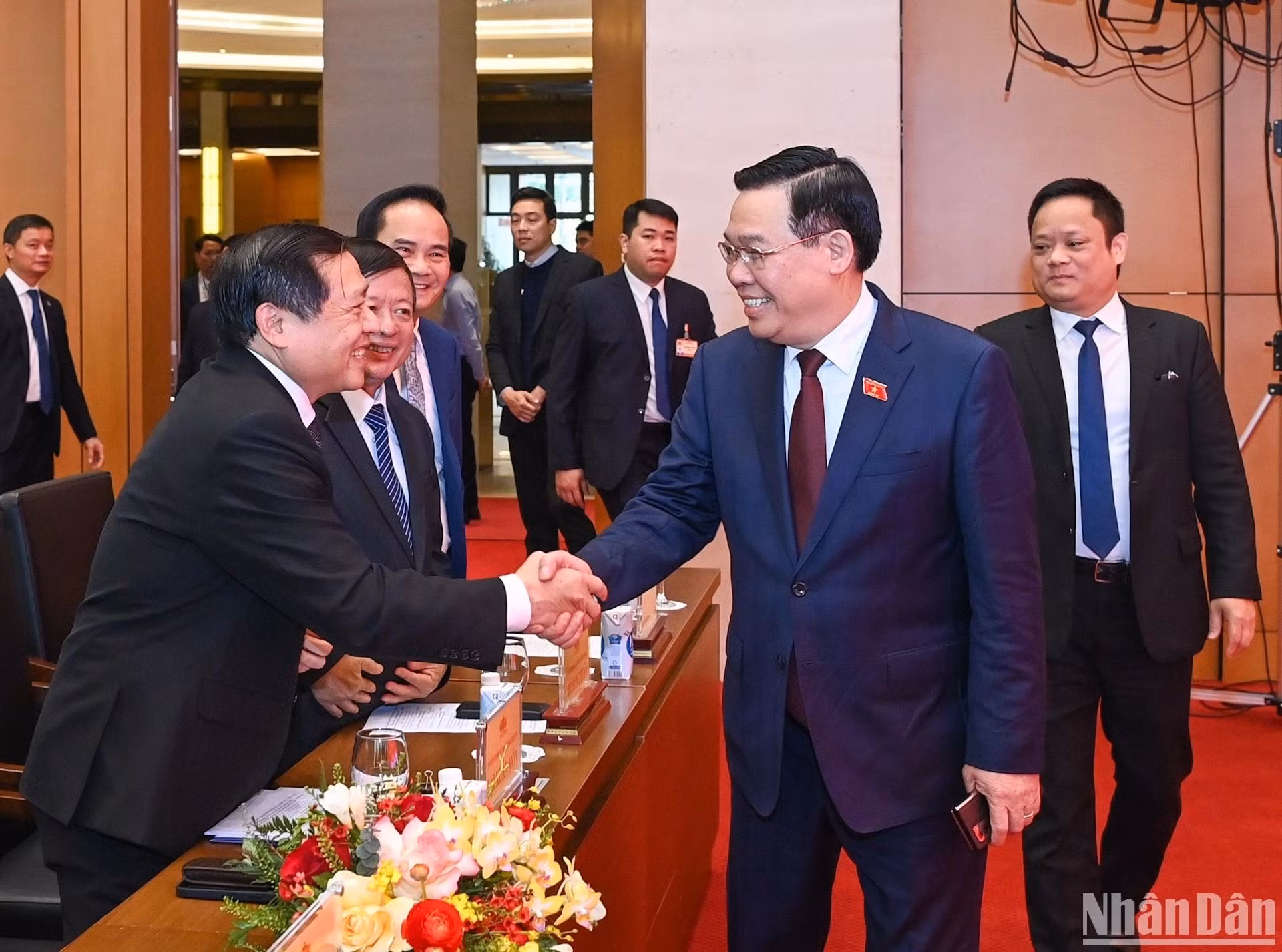 El acto cuenta con la asistencia de Vuong Dinh Hue, presidente de la Asamblea Nacional y jefe del Comité Directivo – Comité Organizador de la conmemoración de dicha efeméride.