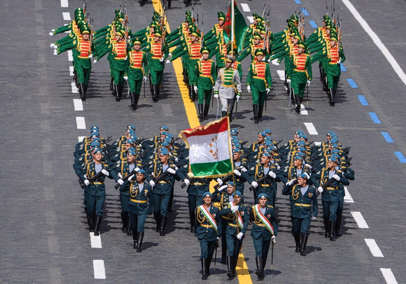 La delegación de Tayikistán y de Turkmenistán.
