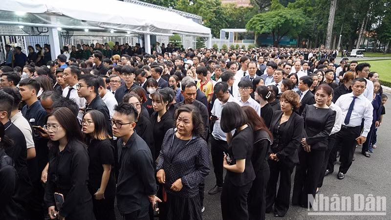 Ciudadanos de distintos estratos, ocupaciones y edades aguardan pacientes para rendir homenaje al secretario general Nguyen Phu Trong.
