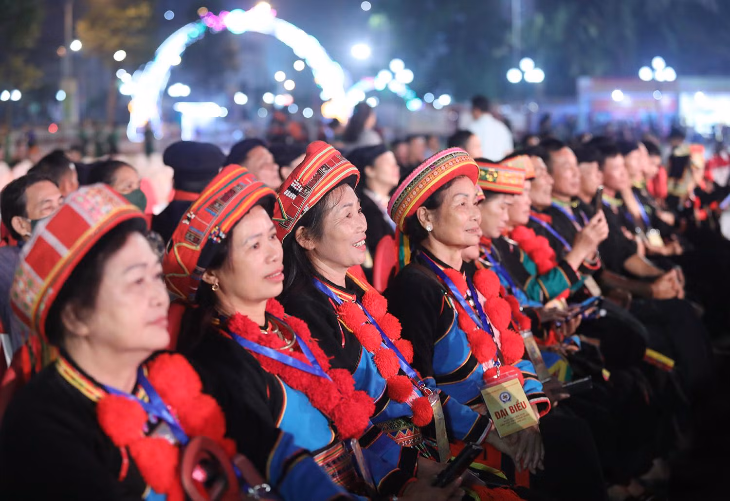 Numerosos miembros de la etnia Yao acuden a la mayor cita cultural de su pueblo.