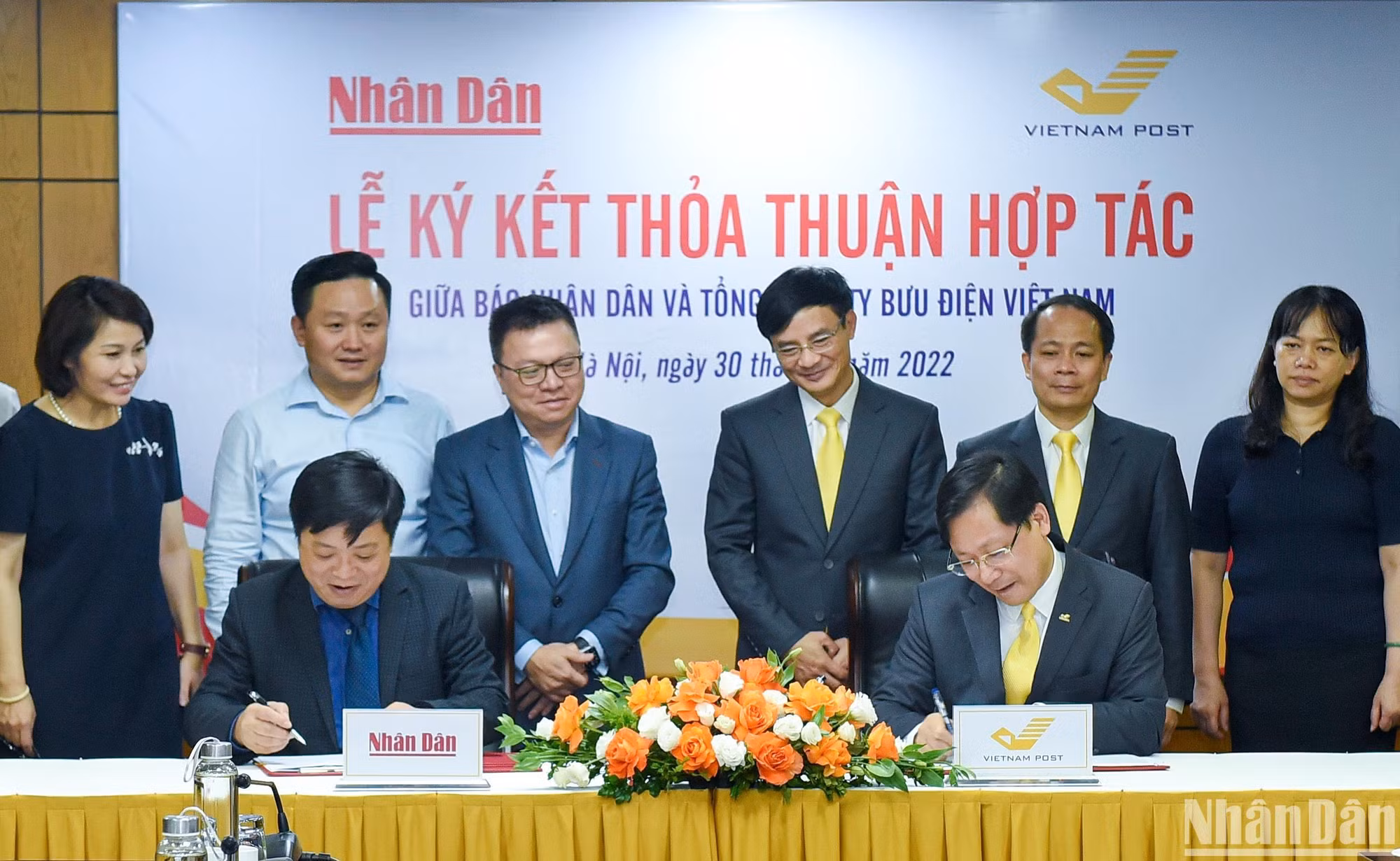 Periódico Nhan Dan firma cooperación con el Correo de Vietnam