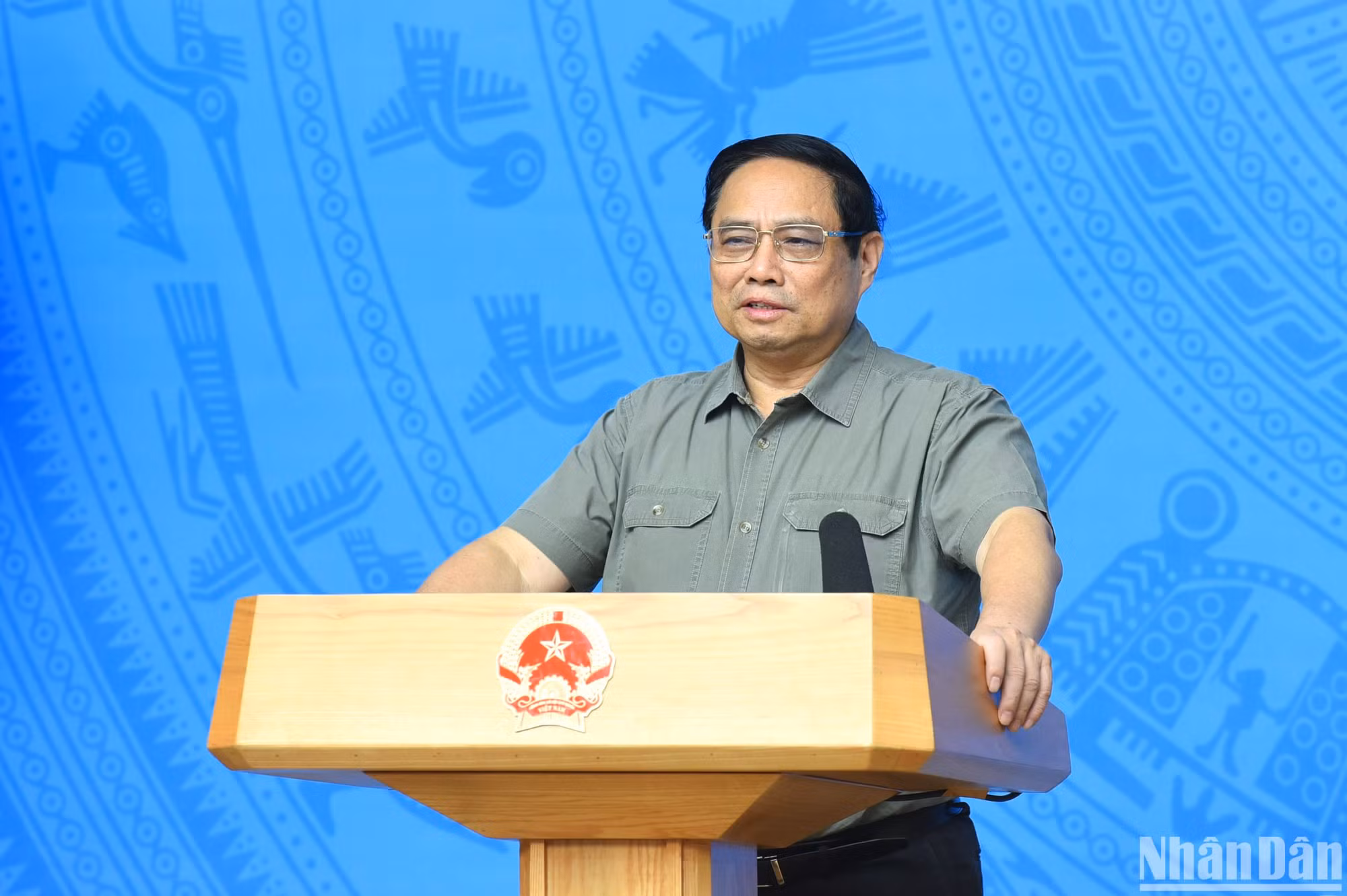 El premier Pham Minh Chinh dirige la reunión.