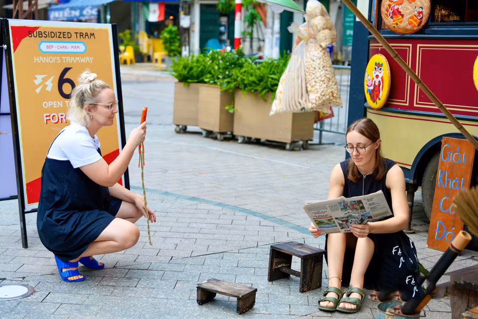 Turistas extranjeras curiosas con este segmento de la historia vietnamita.