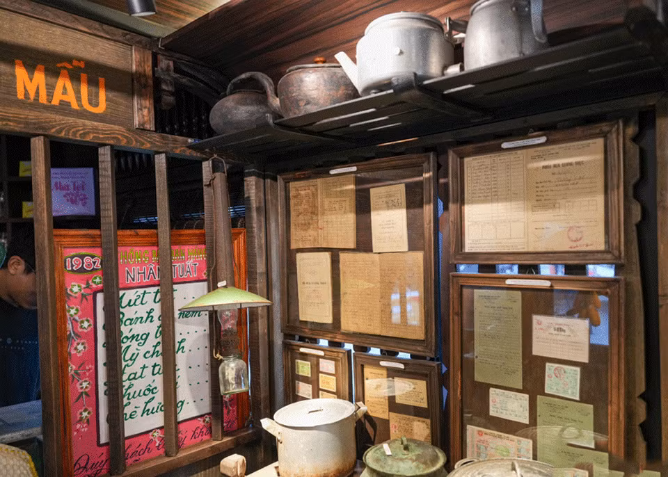 El área “Cocina”, con utensilios que pueden hallarse en cualquier familia en Hanói durante los años 1980 y 1990.