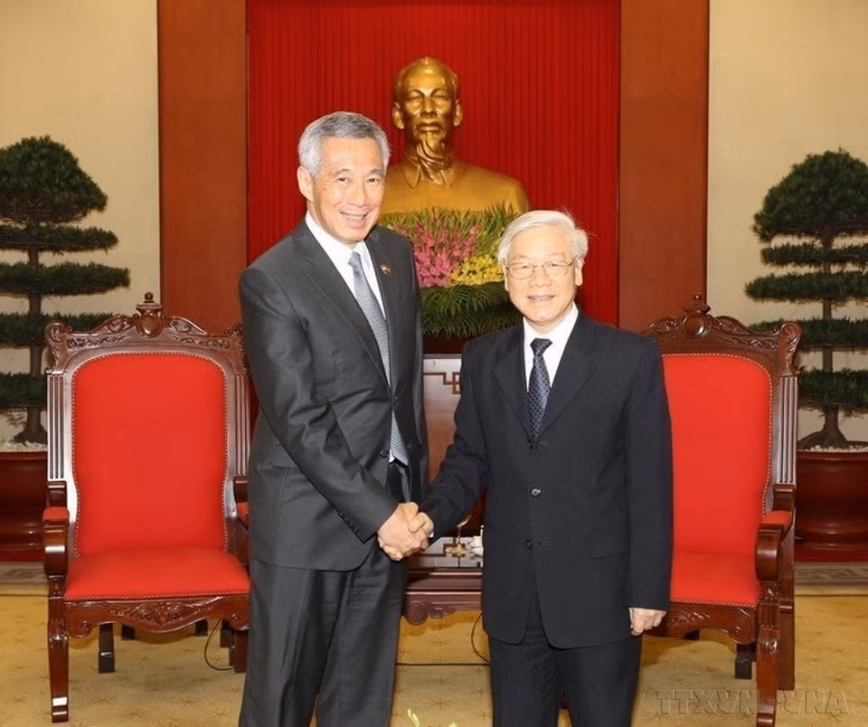 El secretario general del Partido Comunista de Vietnam, Nguyen Phu Trong, recibe en Hanói el 23 de marzo de 2017 al primer ministro singapurense, Lee Hsien Loong, en su visita oficial a Vietnam.