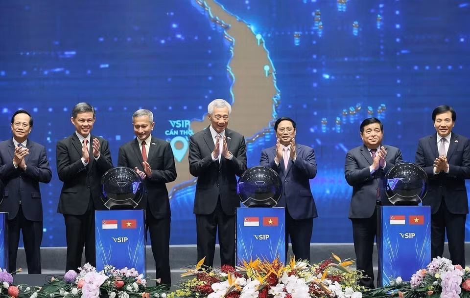El primer ministro Pham Minh Chinh y su homólogo singapurense, Lee Hsien Loong, asisten en Hanói el 29 de agosto de 2023 a la ceremonia de inicio de construcción de los Parques Industriales Vietnam-Singapur (VSIP) en varias localidades.