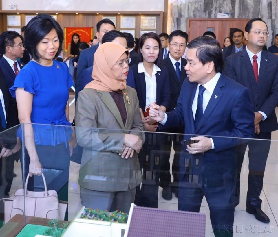 La presidenta de Singapur, Halimah Yacob, visita el 18 de octubre de 2022 el Parque Industrial Vietnam-Singapur (VSIP) en la norteña provincia vietnamita de Bac Ninh durante su visita a la nación indochina.