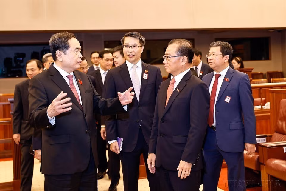 El presidente de la Asamblea Nacional de Vietnam, Tran Thanh Man, y su homólogo singapurense, Seah Kian Peng, visitan el 2 de diciembre de 2024 la sala de reuniones del Parlamento del país insular.