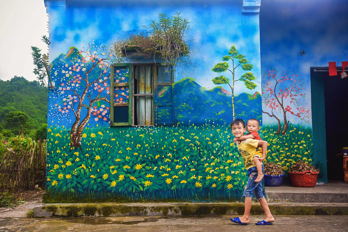 Hai Son también sobresale por el Festival de la Flor “Sim” (Rhodomyrtus tomentosa), una aldea de murales del grupo étnico Yao y especialidades de las tierras altas nororientales.