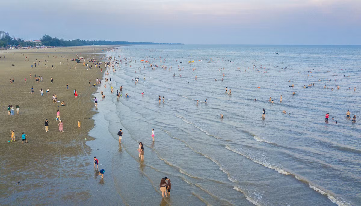 El marisco constituye otro atractivo de Tra Co. Además, la isla de Vinh Thuc, ubicada a solo unos 15 minutos de viaje en barco, posee un sinfín de playas vírgenes.