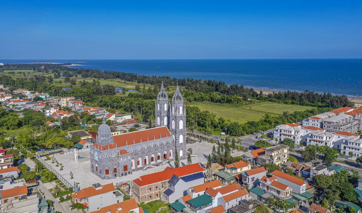 La iglesia de Tra Co, que data de 1911, es una de las mejor diseñadas en Vietnam. Acaba de reabrirse al público tras ser reparada.