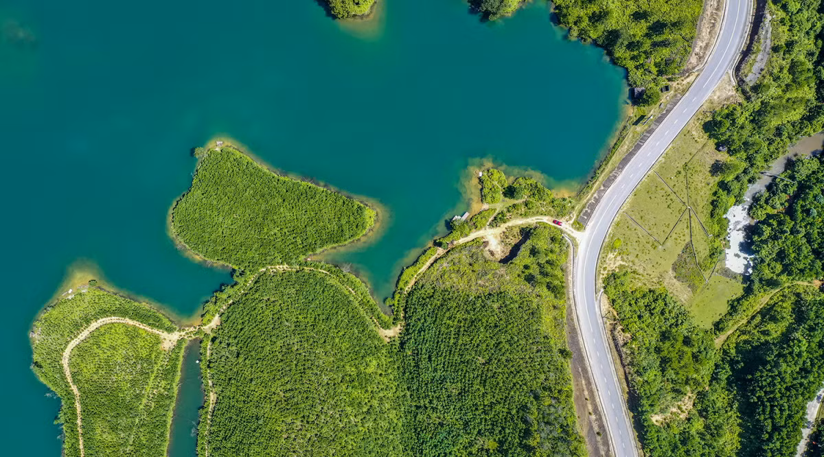Los destinos locales se esparcen por la línea limítrofe, el litoral, zonas de turismo comunitario y ecoturismo, y reliquias culturales, históricas y espirituales.